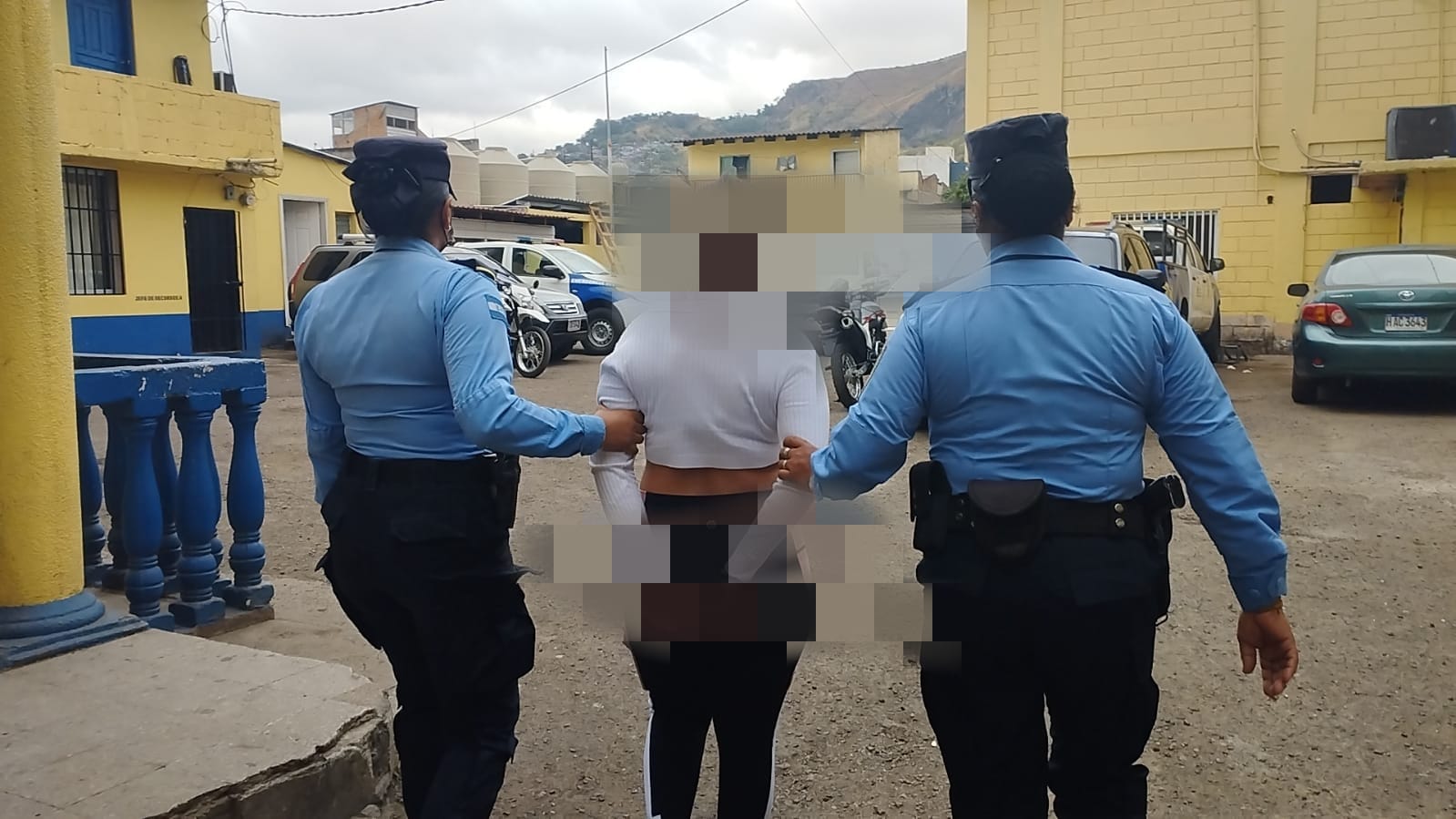 ¡Insolito! Detienen a una menor de 15 años de edad por maltratar a su propia madre