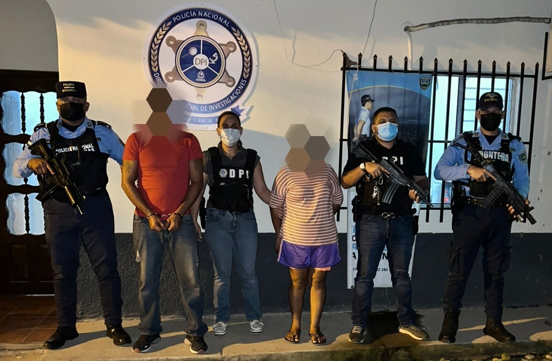Tres presuntos distribuidores de droga al narcomenudeo son detenidos en el barrio Colombia de Copán Ruinas Tres presuntos distribuidores de droga al narcomenudeo son detenidos en el barrio Colombia de Copán Ruinas
