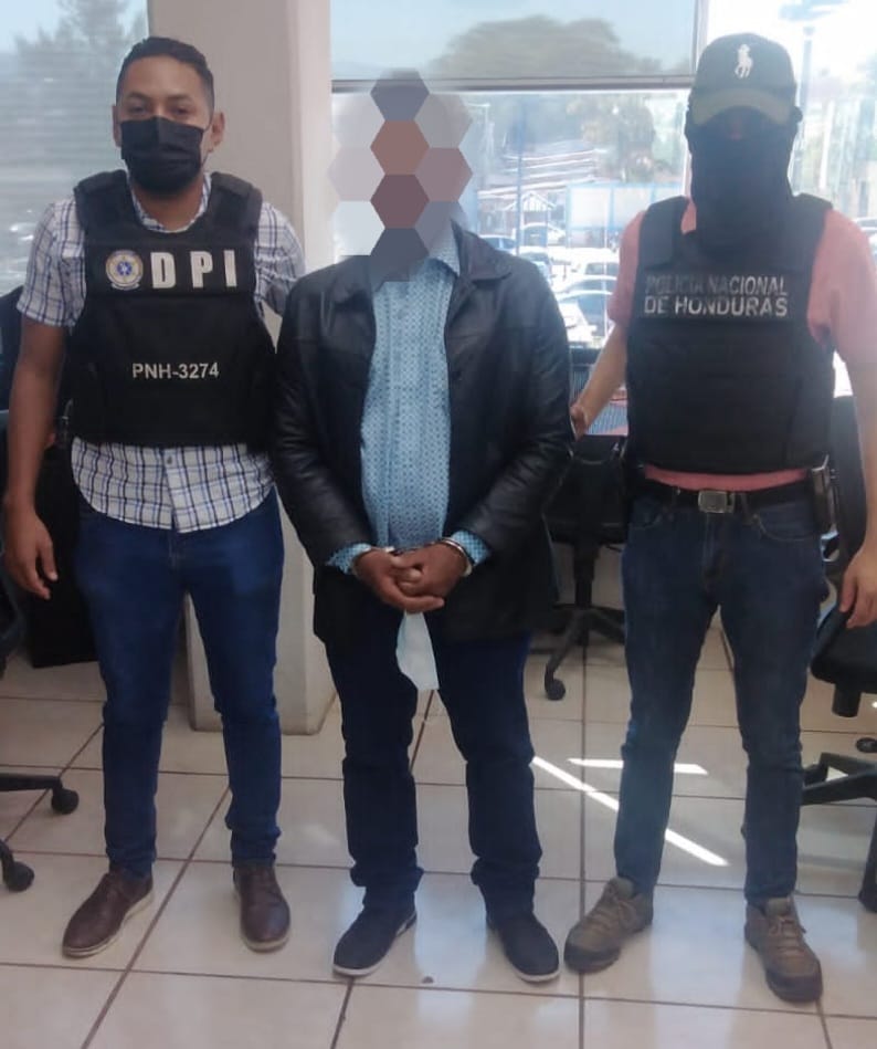 Capturan a sujeto que de varios machetazos trató de quitarle la vida a su compañera de hogar Capturan a sujeto que de varios machetazos trató de quitarle la vida a su compañera de hogar