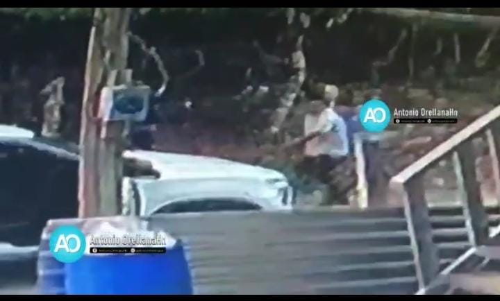 Durante la captura de la esposa del regidor de Esparta, Atlántida resulta herido un policia