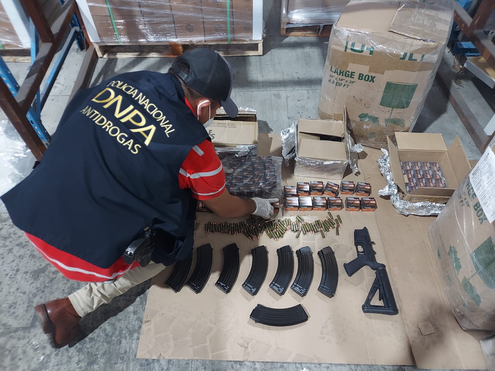 Funcionarios antidrogas decomisan armas y municiones de uso prohibido provenientes de EE.UU Funcionarios antidrogas decomisan armas y municiones de uso prohibido provenientes de EE.UU