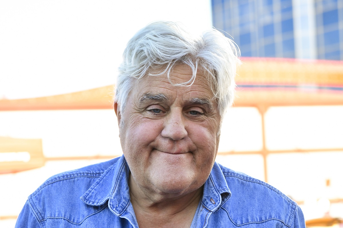 Luego de quemarse el rostro Jay Leno se cayó de su moto y tiene varios huesos rotos