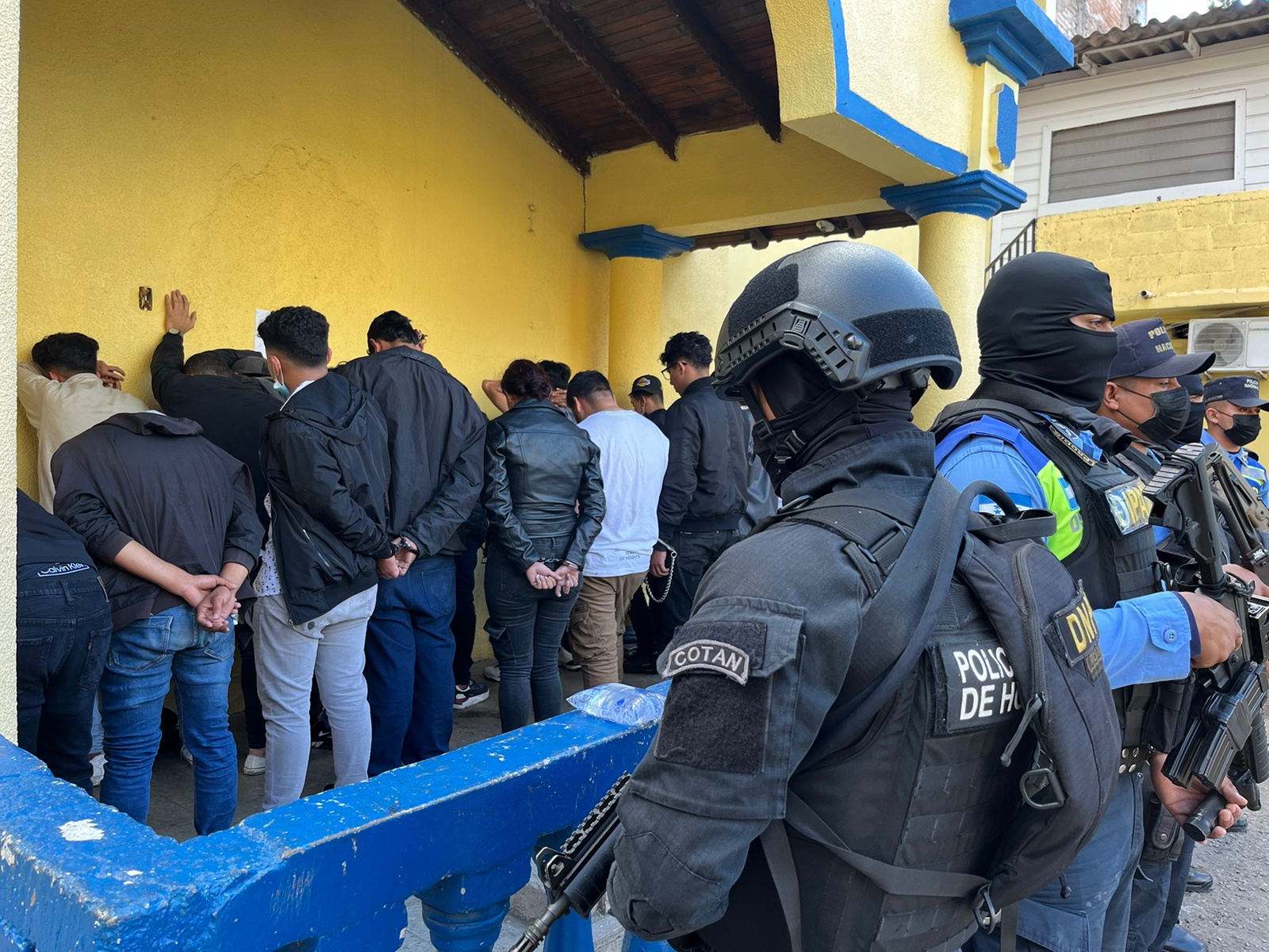 Operaciones policiales en la capital dejan 19 personas requeridas para investigación y armas de fuego decomisadas