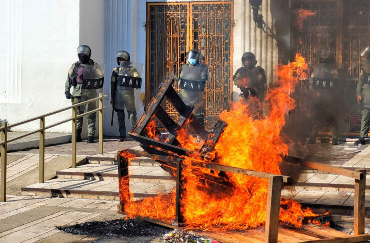 Vendedores ambulantes protestan por decomiso de mercaderia y generan caos en SPS Vendedores ambulantes protestan por decomiso de mercaderia y generan caos en SPS