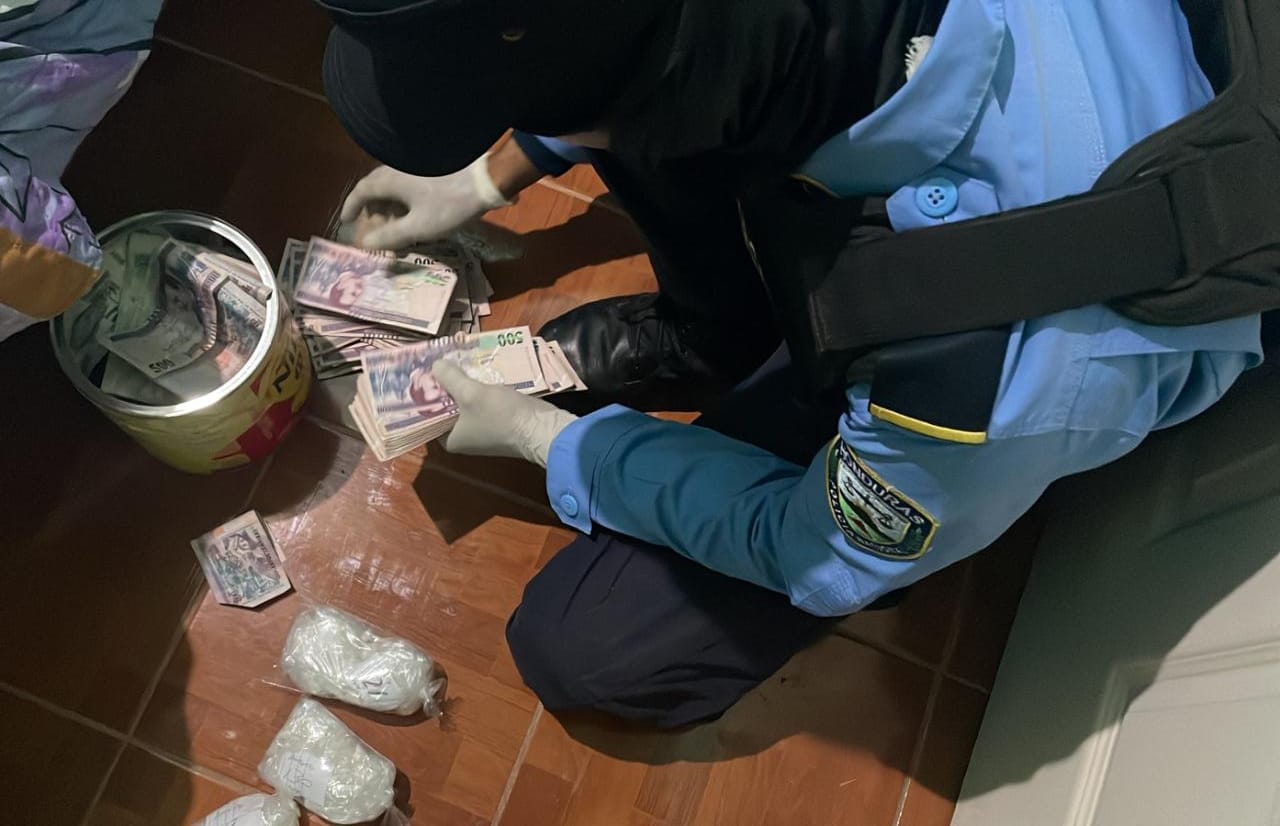 Policías antidroga y DIPAMPCO incautan cocaína que estaba lista para ser distribuida en Copán Policías antidroga y DIPAMPCO incautan cocaína que estaba lista para ser distribuida en Copán