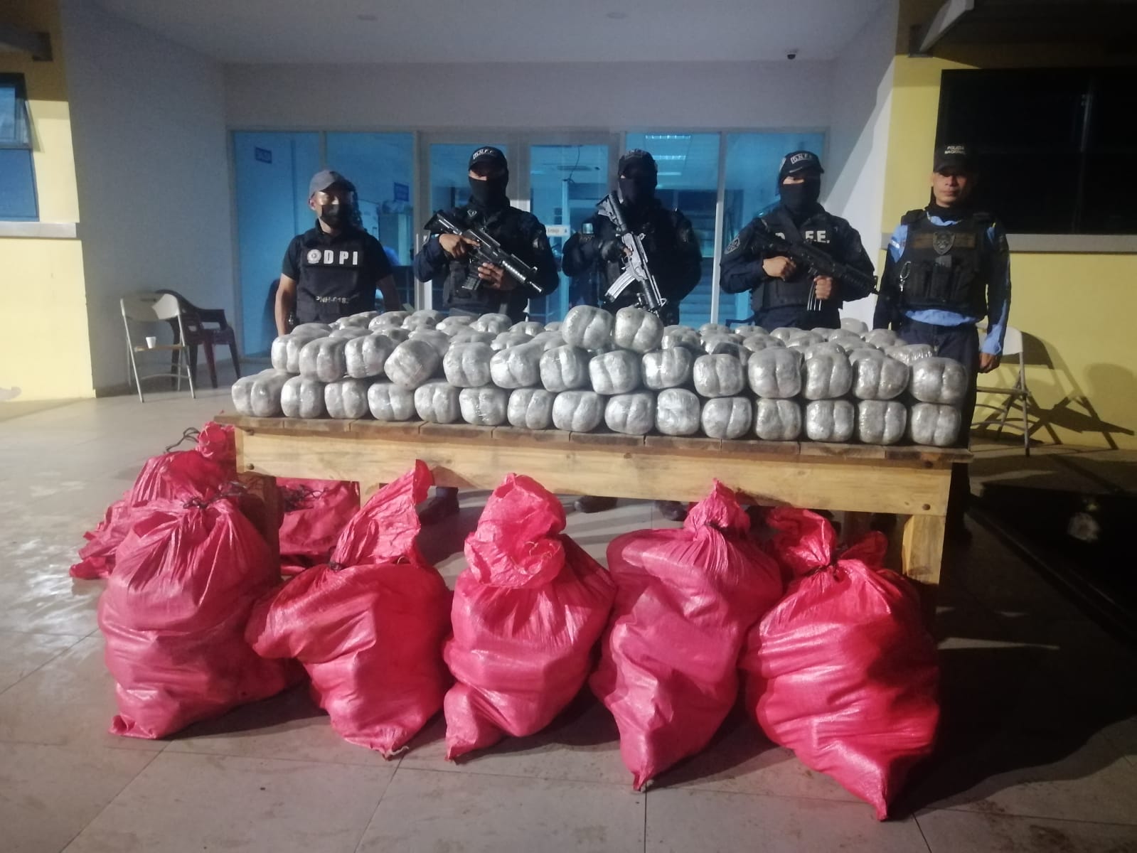 Decomisan 15 sacos con 1500 libras de marihuana Decomisan 15 sacos con 1500 libras de marihuana