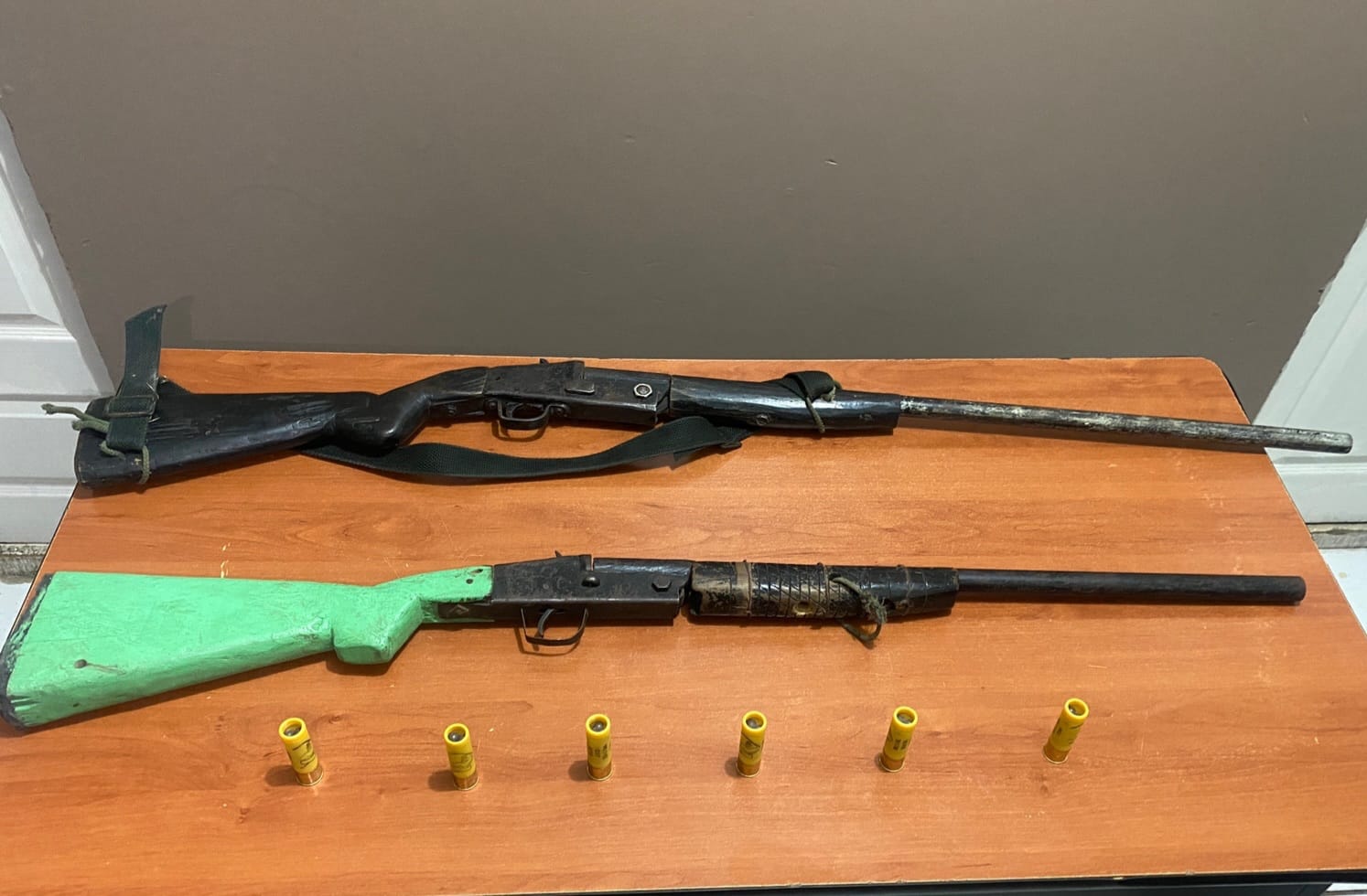 Agentes policiales arrestan individuo y le decomisan dos escopetas artesanales