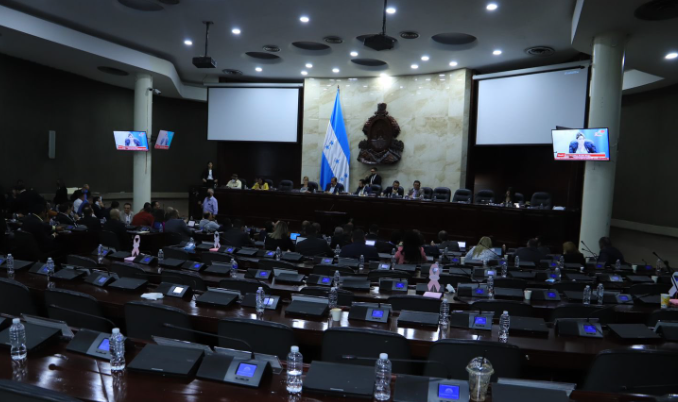 Bancada nacionalista abandona sesión legislativa