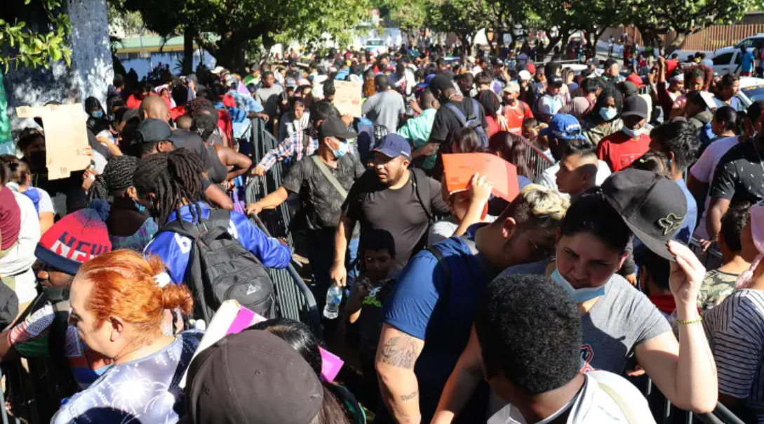 Migrantes de Haití, Venezuela, Cuba, Ecuador y  Honduras han desistido de caminar en caravanas desde la frontera sur de México y se han entregado a las autoridades