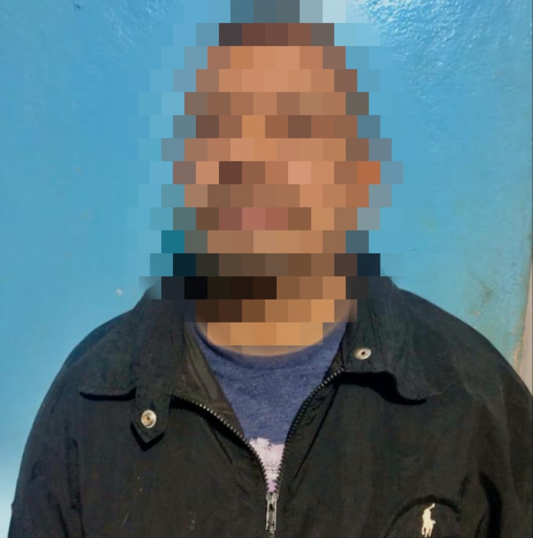 Policías arrestan a ciudadano acusado legalmente por el  delito de extorsión continuada.