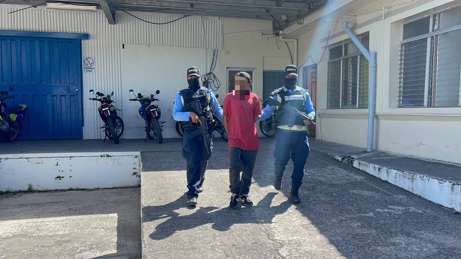 Ayudante de bus es detenido en flagrancia por suponerle responsable del delito de tráfico ilícito de drogas Ayudante de bus es detenido en flagrancia por suponerle responsable del delito de tráfico ilícito de drogas