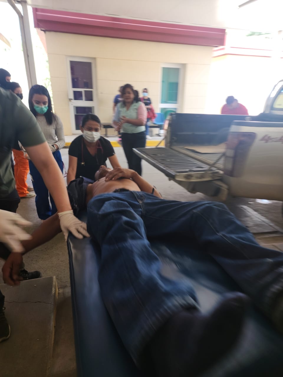 Ciudadano que habia sido atropellado es trasladado a centro asistencial por funcionarios policiales fronterizos