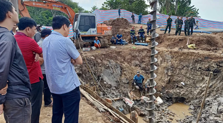 Horas dramáticas en Vietnam: intentan rescatar a un niño que cayó en un pozo de 35 metros Horas dramáticas en Vietnam: intentan rescatar a un niño que cayó en un pozo de 35 metros