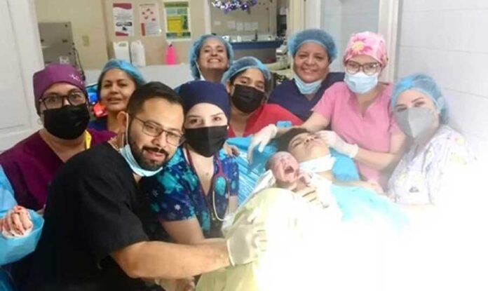 Con el nacimiento de una niña Honduras recibe el 2023 Con el nacimiento de una niña Honduras recibe el 2023