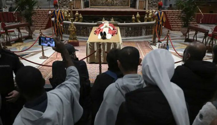 Benedicto XVI es despedido por miles de fieles en la basílica de San Pedro Benedicto XVI es despedido por miles de fieles en la basílica de San Pedro