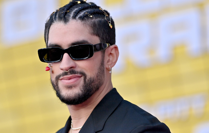 Bad Bunny se enoja con una fanática y arroja su teléfono al mar Bad Bunny se enoja con una fanática y arroja su teléfono al mar