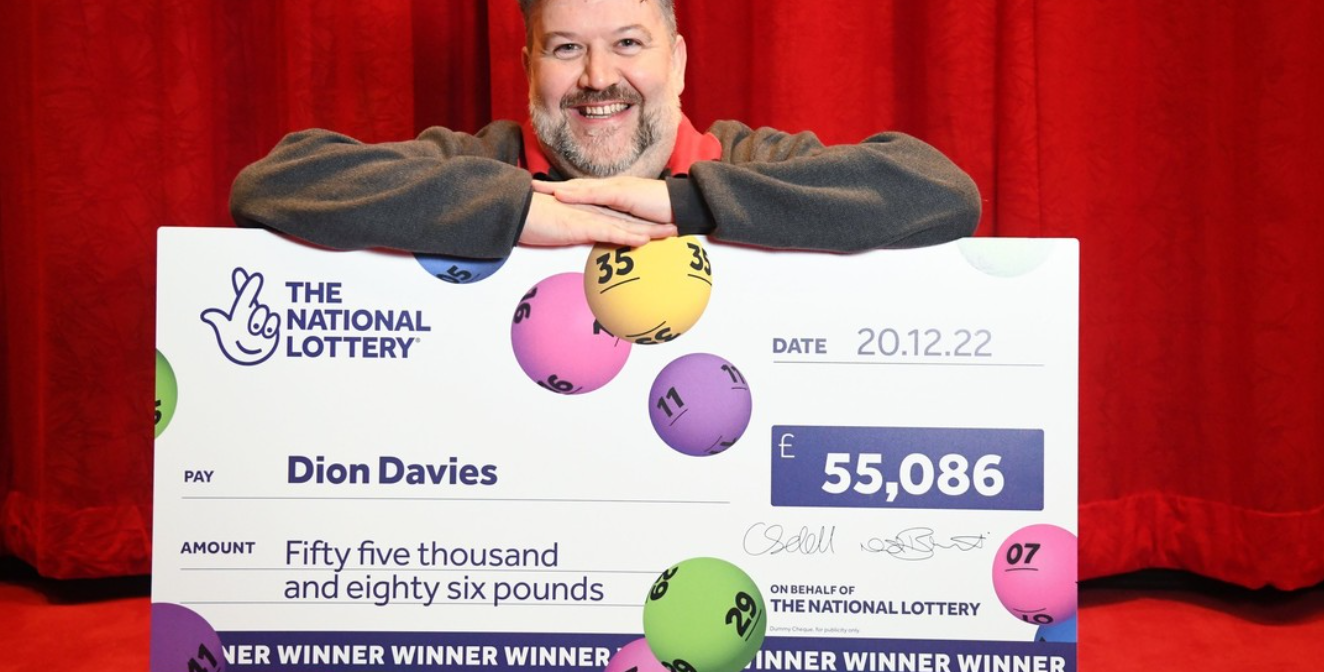 Limpia su auto y encuentra un boleto de lotería