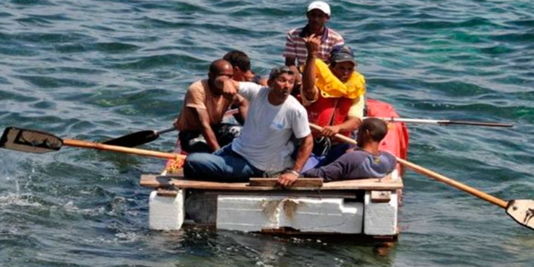 Un total de 38 migrantes cubanos llegan en una embarcación a Guanaja