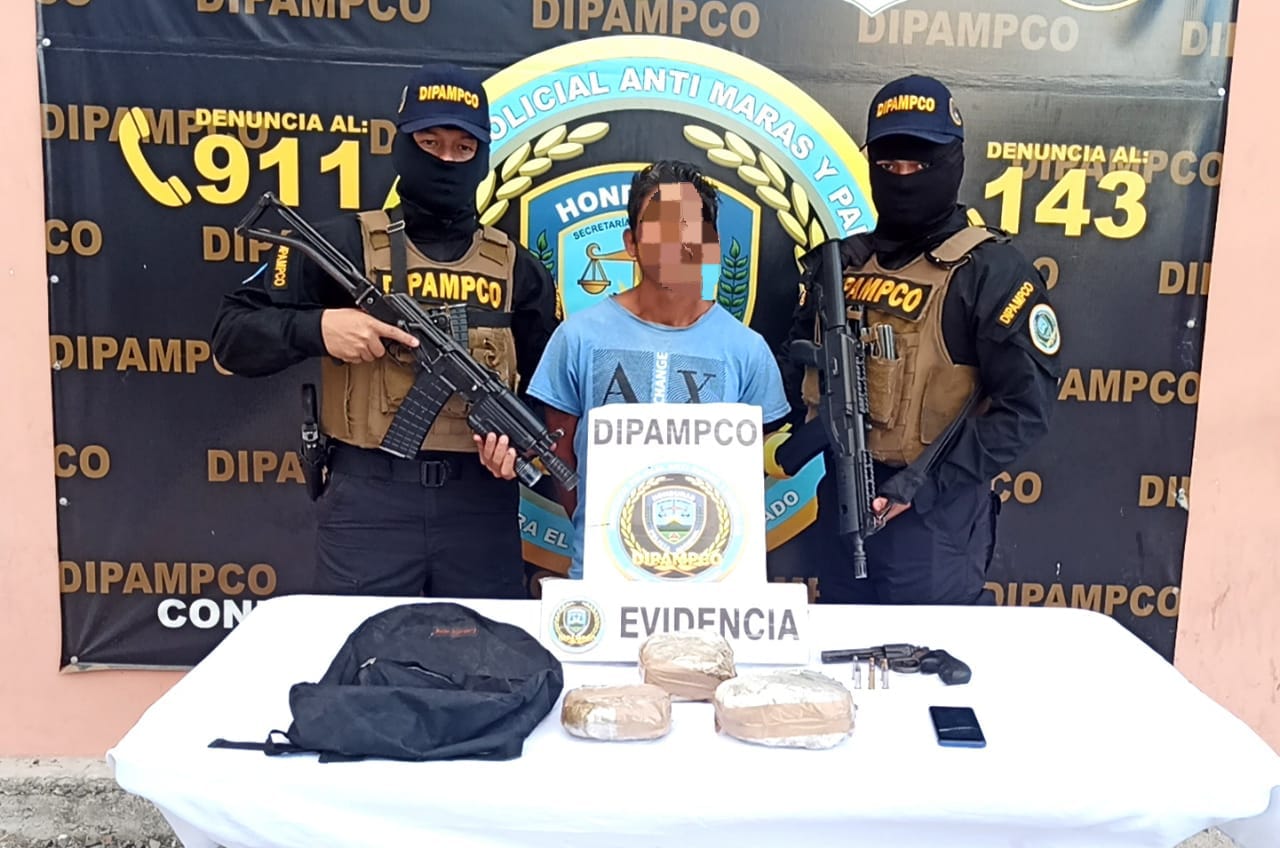 En posesión de drogas y un arma de fuego es capturado por la DIPAMPCO un individuo en la Colonia Suyapa de la capital En posesión de drogas y un arma de fuego es capturado por la DIPAMPCO un individuo en la Colonia Suyapa de la capital