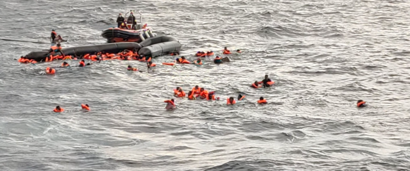 Elevan a 60 muertos y 80 supervivientes las víctimas por naufragio en Italia