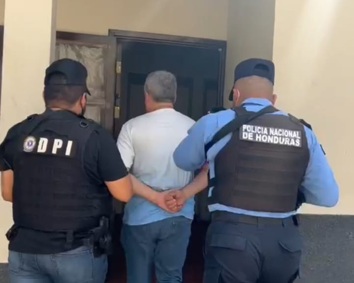 Maestro es capturado por la supuesta violación de una alumna de 12 años