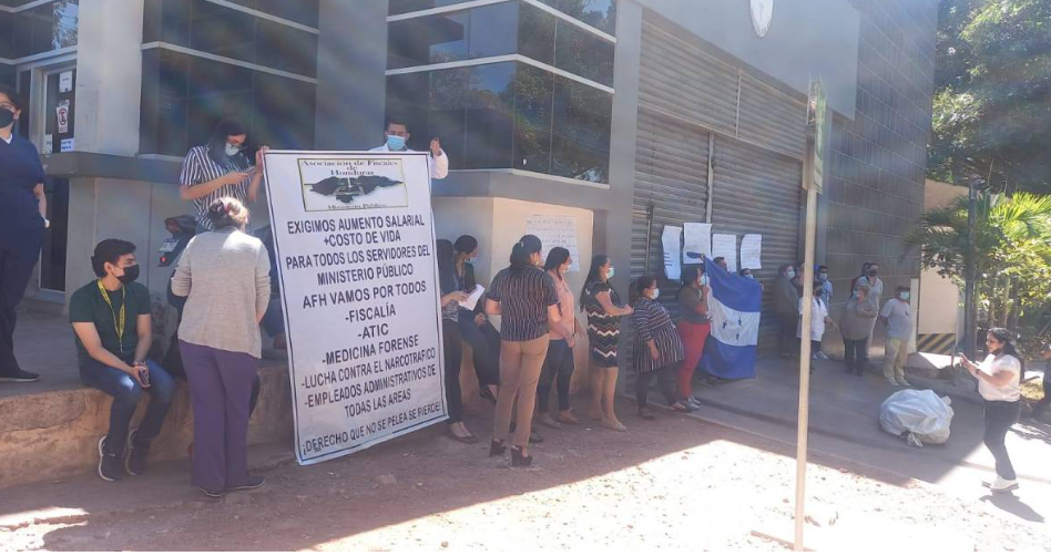 Empleados del MP sacan ataúdes para exigir aumento salarial