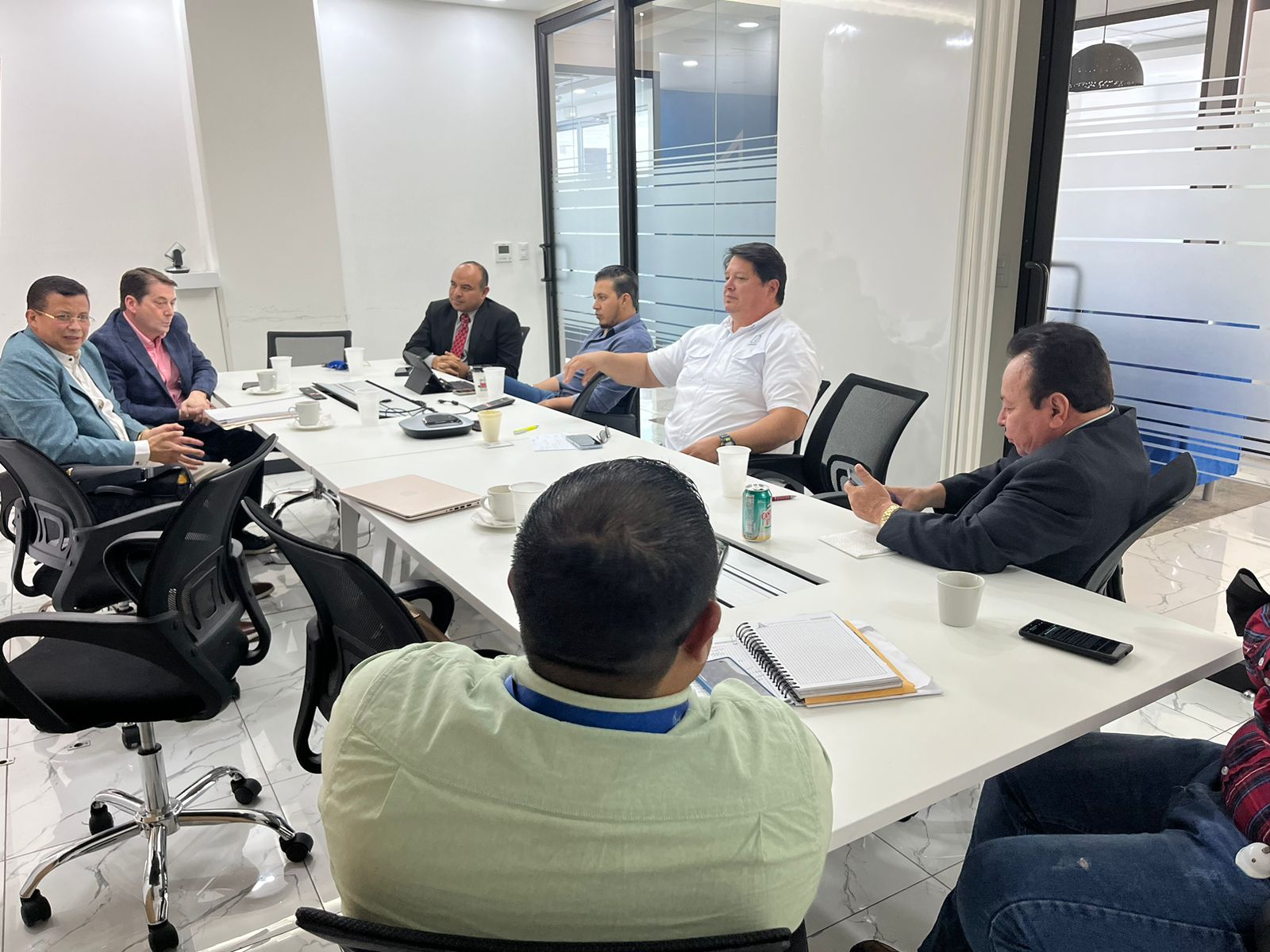 Empresario estadounidense Murray P. Farmer se reunió con la CHICO Empresario estadounidense Murray P. Farmer se reunió con la CHICO