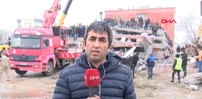 Fuerte réplica sorprendió a un periodista mientras reportaba vivo Fuerte réplica sorprendió a un periodista mientras reportaba vivo