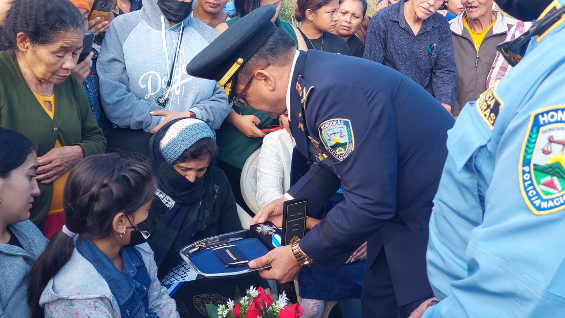 Con honores despiden al policía Luis Armando Zambrano quien perdió la vida en un enfrentamiento en la colonia Divanna