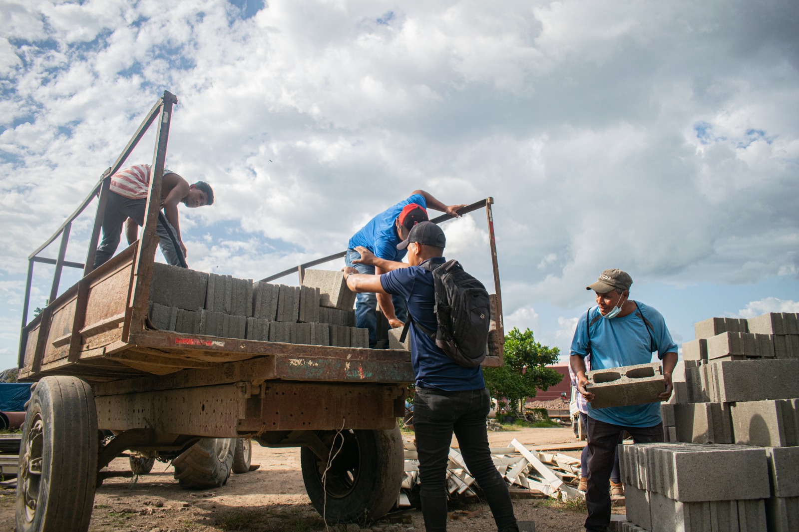 Inversiones “Los Pinares” dona materiales de construcción para reparar escuela beneficiando más de 100 niños en Tocoa, Colón