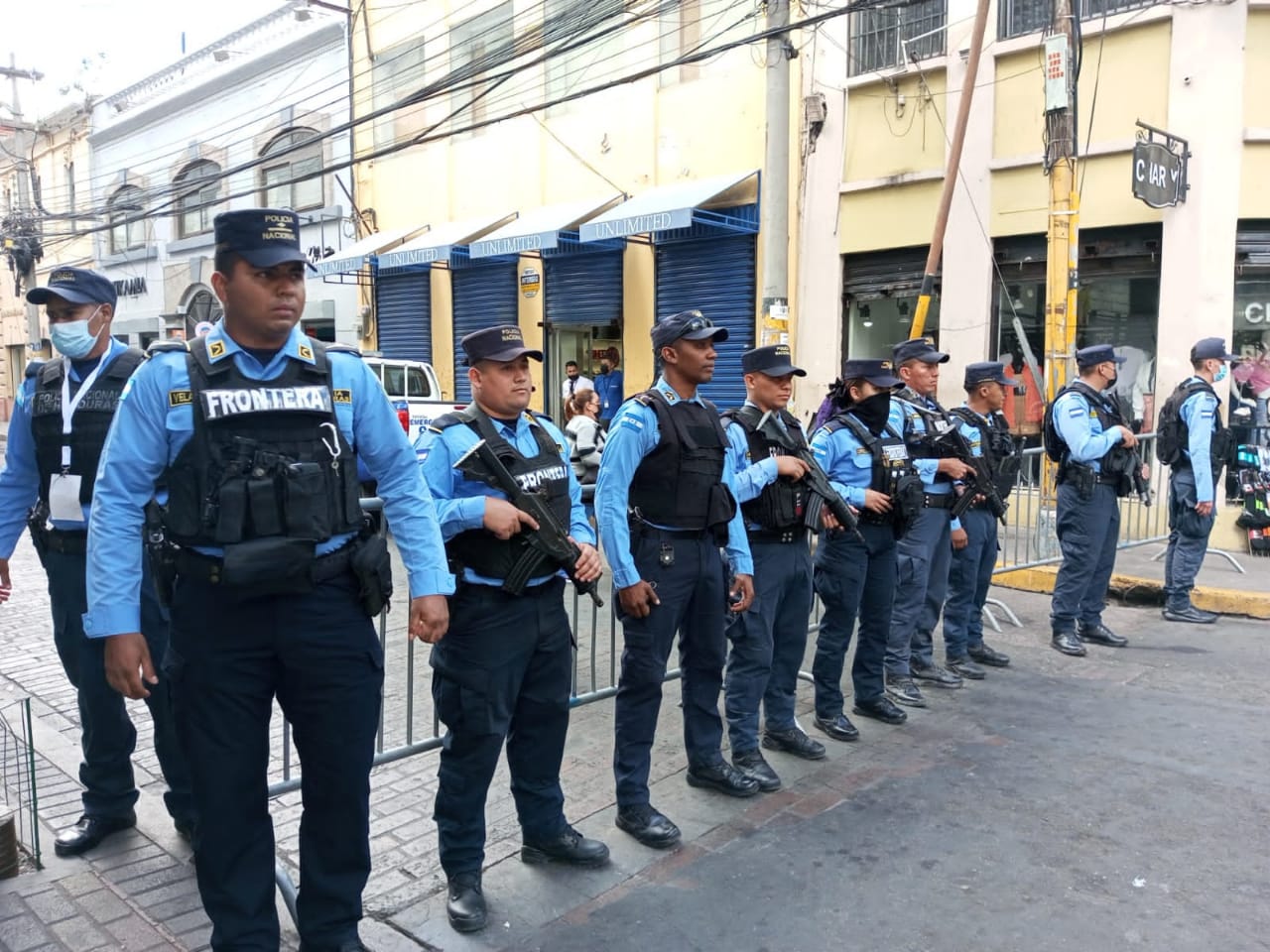 Policía Nacional desde temprano brinda seguridad en los alrededores del Congreso Nacional