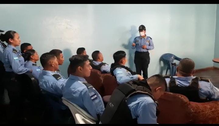 Funcionarios policiales, se capacitan en temas de Derechos Humanos, Equidad de Género y Autoestima. Funcionarios policiales, se capacitan en temas de Derechos Humanos, Equidad de Género y Autoestima.
