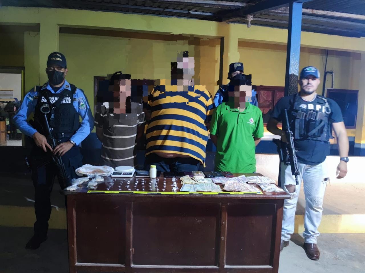 DPI/DNPSC detienen a tres sujetos por el delito de tráfico de droga, en Colón