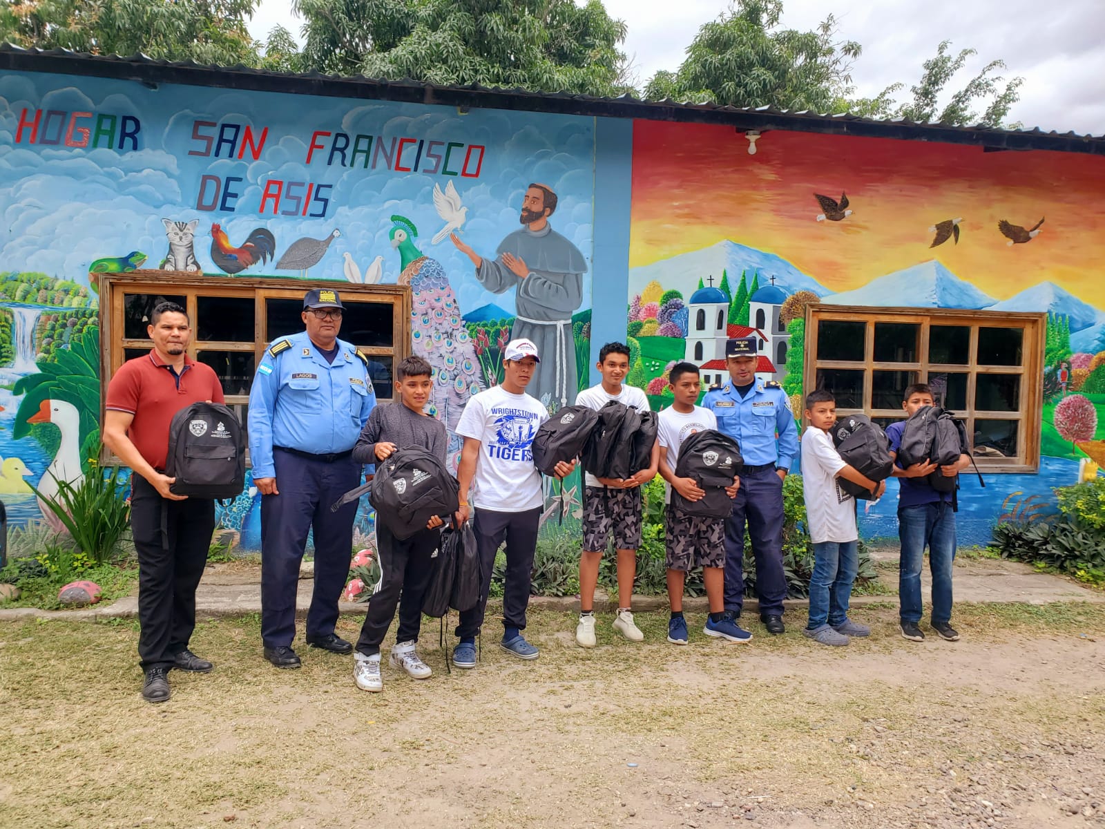 División de Policía Comunitaria, entrega Kit Escolares a niños de Casa Hogar