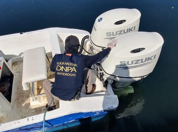 Equipos antidrogas de la Policía Nacional realizan operaciones en busca de más droga en Islas de la Bahía