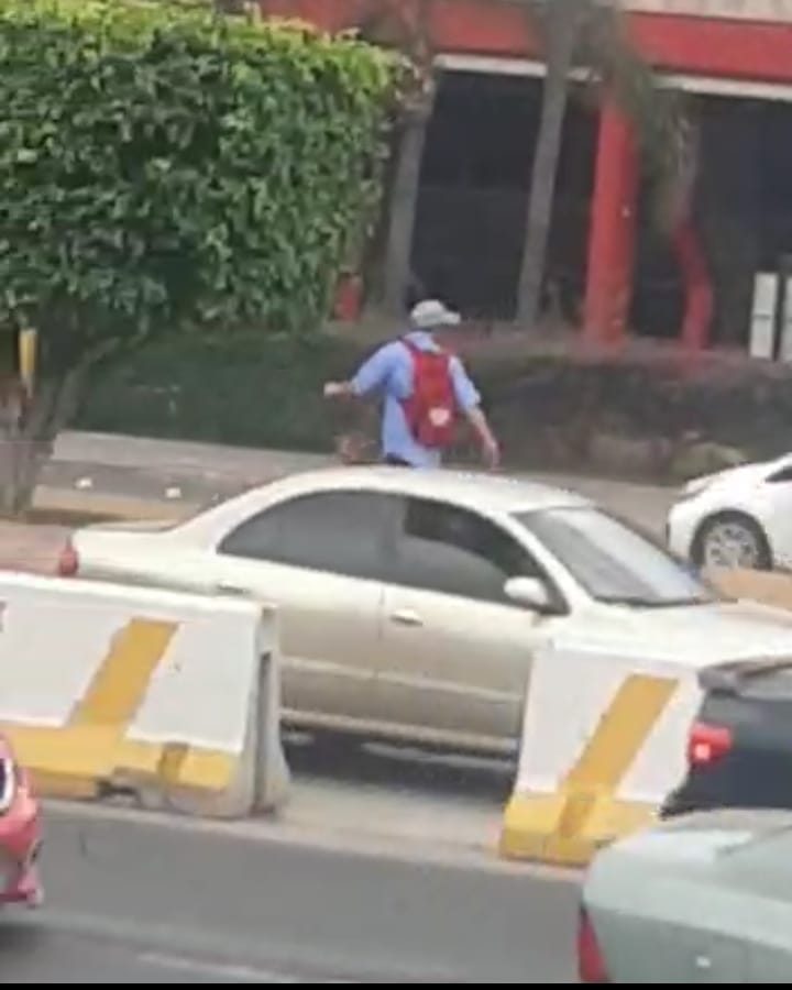 ¡CHIVAS! Se viraliza video de sujeto que camina en boulevares mientras busca a quien asaltar