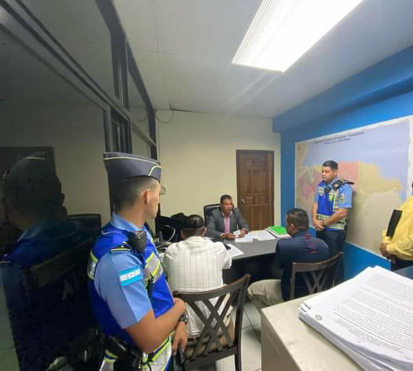 Por «Bochincheros» DNVT sanciona severamente conductores que participaron en pelea en vía pública Por «Bochincheros» DNVT sanciona severamente conductores que participaron en pelea en vía pública