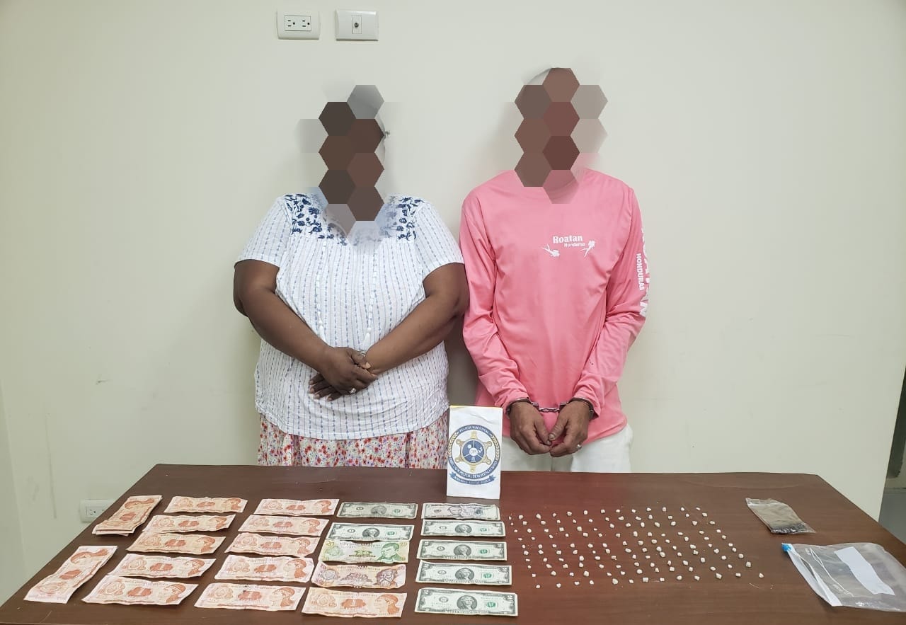 Funcionarios policiales detienen a una pareja con 130 piedras de crack Funcionarios policiales detienen a una pareja con 130 piedras de crack