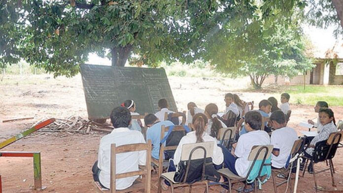 Maestros PROHECO inician el año escolar 2023 dando clases en ranchitas y bajo árboles