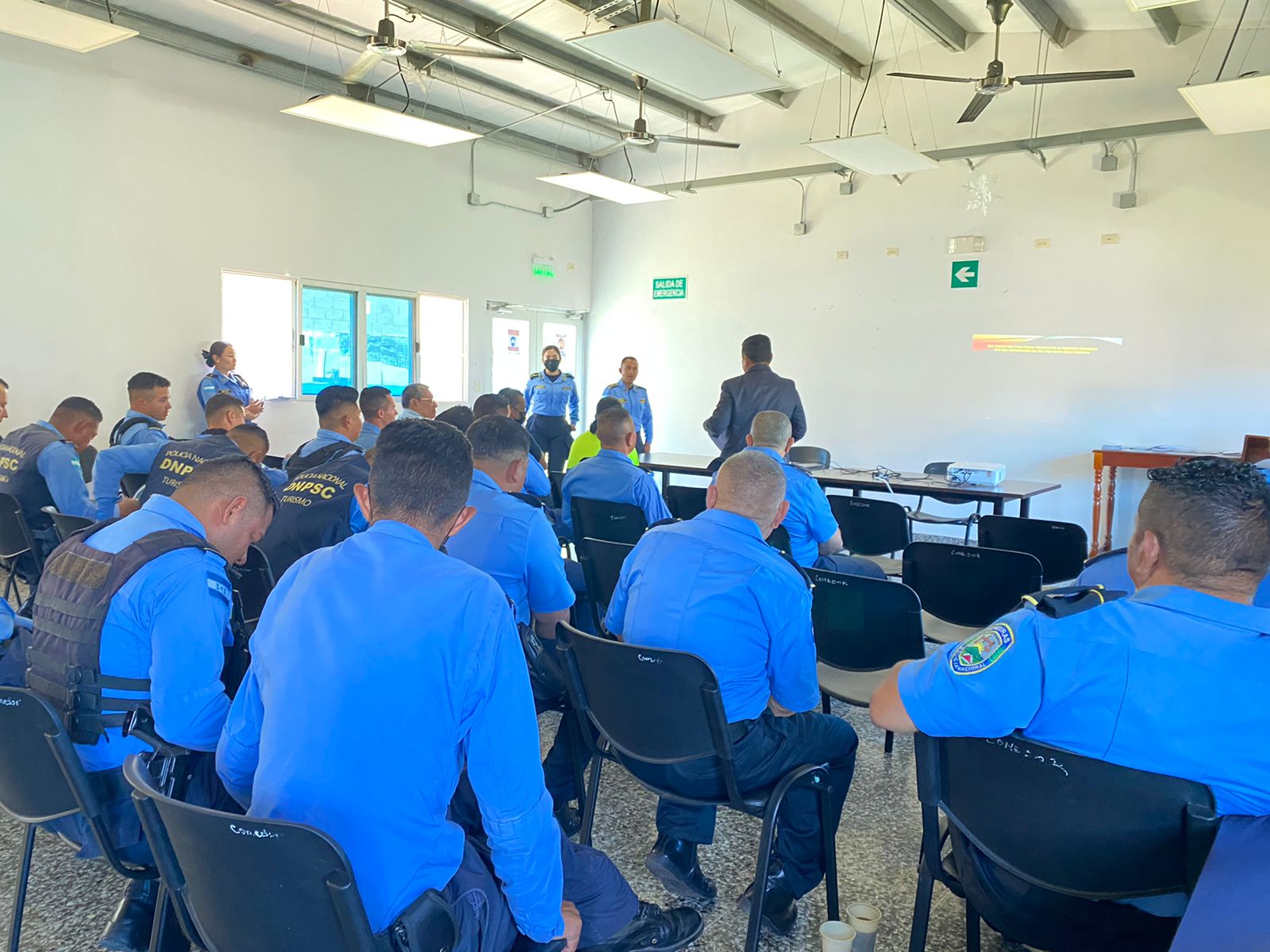 Funcionarios Policiales de la DNPSC reciben charlas sobre el tema de alcoholismo y sus consecuencias