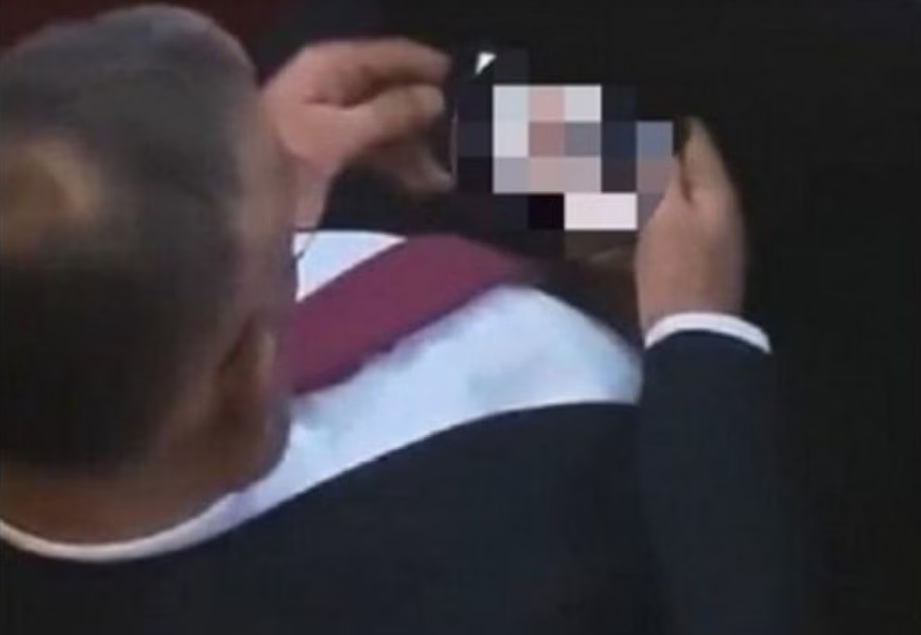 Diputado fue sorprendido observando videos eróticos