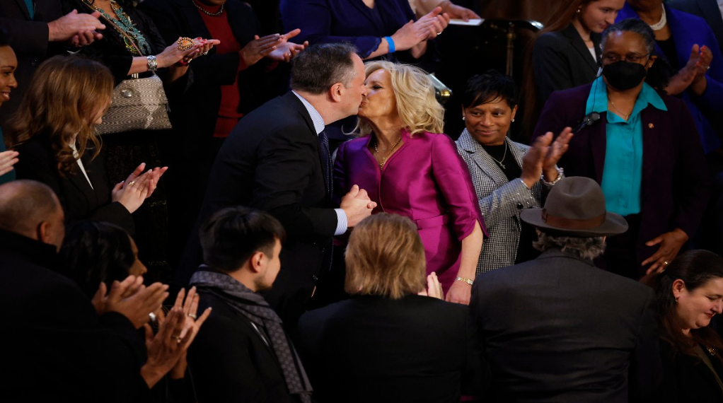 ¡Ah, caray! Jill Biden, primera dama de EU, “besa” al esposo de Kamala Harris ¡Ah, caray! Jill Biden, primera dama de EU, “besa” al esposo de Kamala Harris