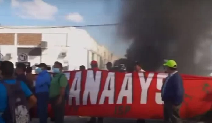 Por falta de pago protestan empleados del SANAA Por falta de pago protestan empleados del SANAA