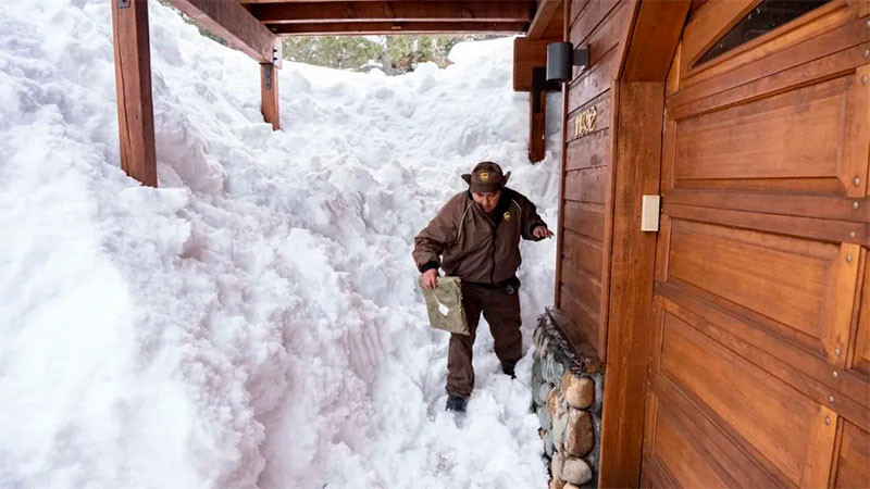 Residentes del sur de California siguen atrapados por la nieve