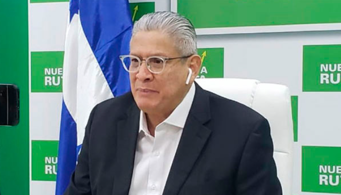 Requerido el periodista Esdras Amado López en aeropuerto Requerido el periodista Esdras Amado López en aeropuerto