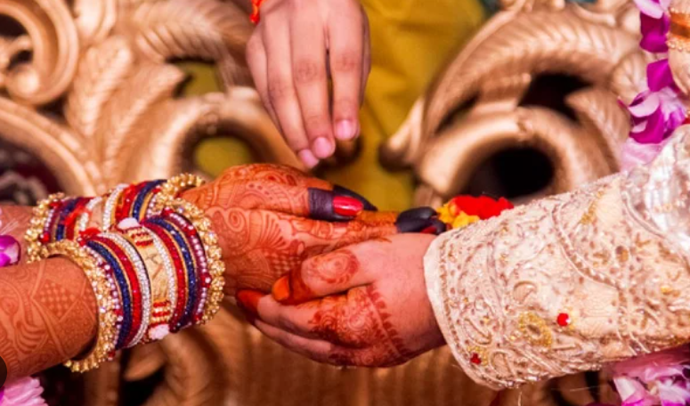 Se casa con la esposa del amante de su expareja para vengarse de ambos