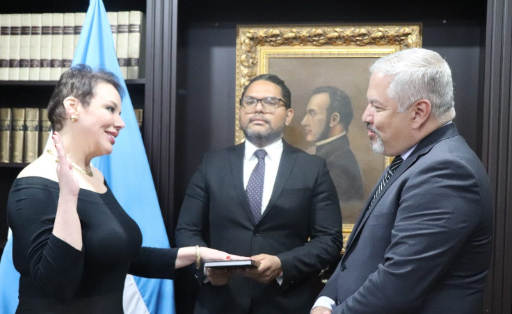 DIPUTADO CARLOS UMAÑA: “Beatriz Valle no ha obtenido permiso del Congreso para ir de embajadora a Canadá”