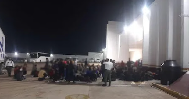Cancillería confirma 7 hondureños entre los 343 migrantes rescatados de un tráiler abandonado en México Cancillería confirma 7 hondureños entre los 343 migrantes rescatados de un tráiler abandonado en México
