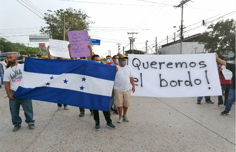 Pobladores se toman el Bulevar del Sur exigiendo construcción de bordos