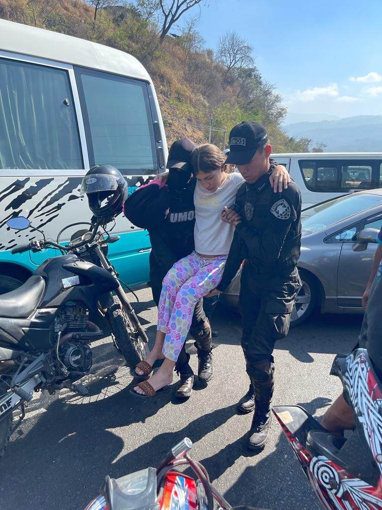 Mujer estuvo a punto de dar a luz durante toma en carretera a Olancho